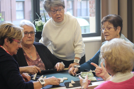 groupe femmes triomino montre d'alerte