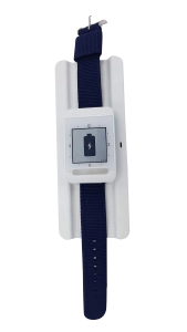 montre d'alerte bracelet tissu bleu sur son chargeur