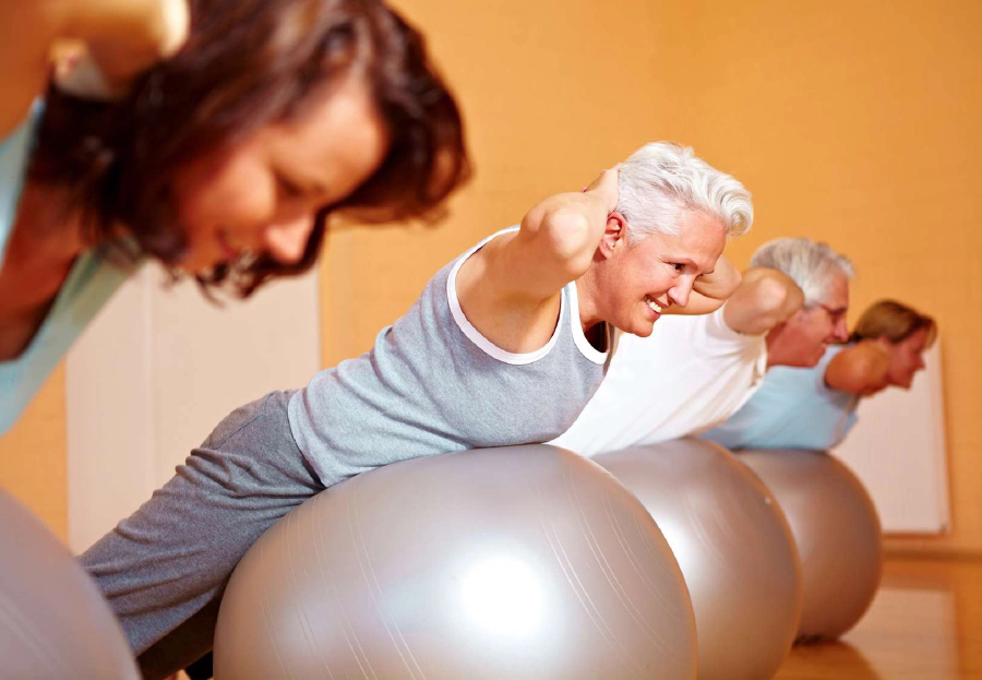 seniors faisant du sport avec un ballon géant 