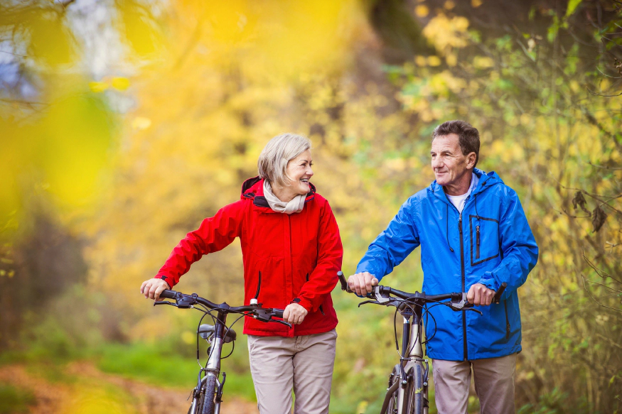 couple de retraités font du vélo dans la fôret